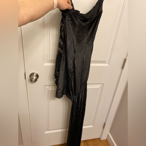 Gorgeous Black Mini Dress with Train - Picture 4 of 4